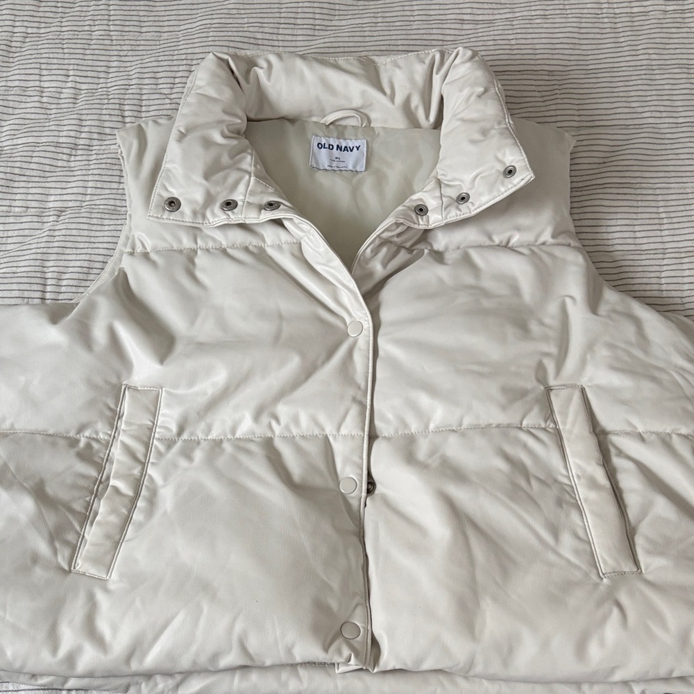 Old Navy Women's Cream Quilted Puffer Vest